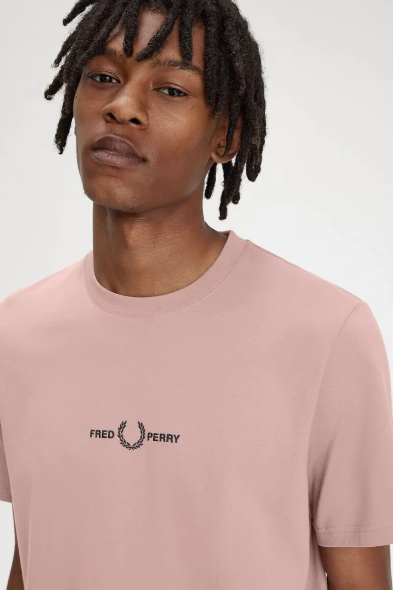 fred perry herren-t-shirt mit stickerei dunkelrosa