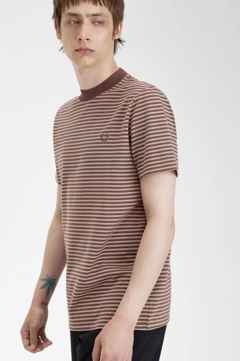 fred perry herren-t-shirt mit feinen streifen schweres material dunkelrot warmgrau