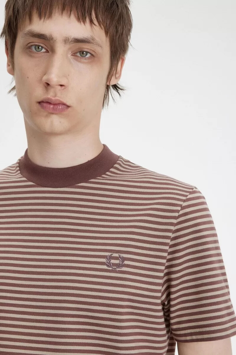 fred perry herren-t-shirt mit feinen streifen schweres material dunkelrot warmgrau