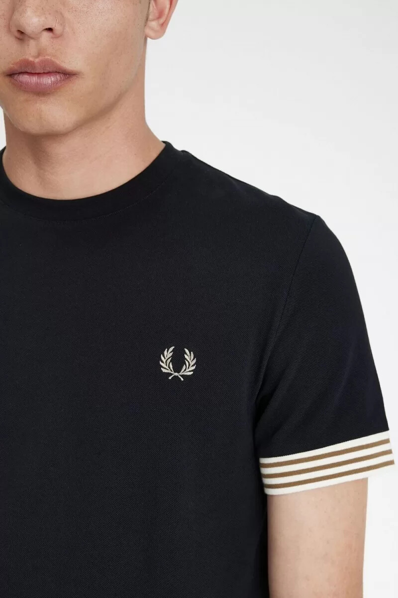 fred perry herren-t-shirt mit streifen am bündchen schwarz
