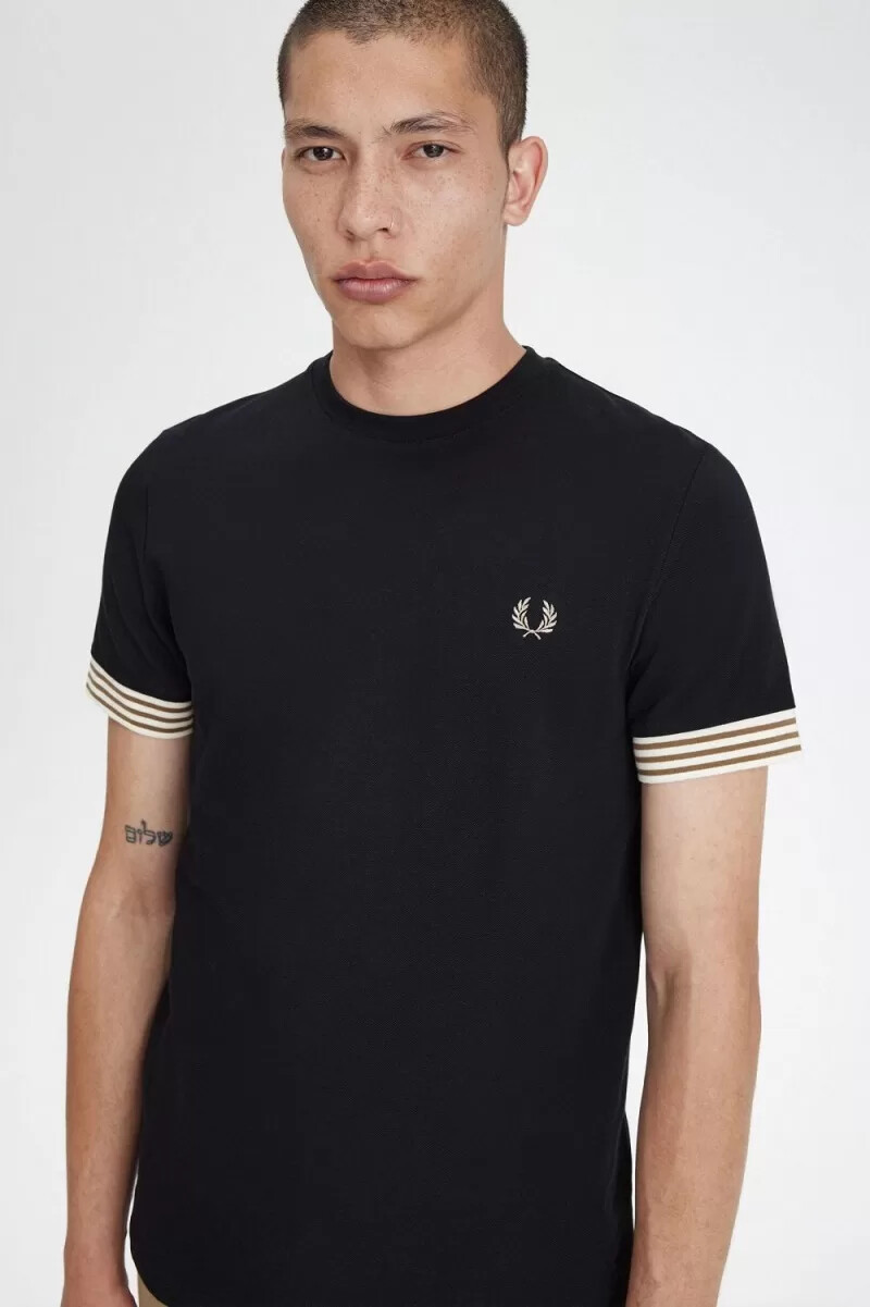 fred perry herren-t-shirt mit streifen am bündchen schwarz