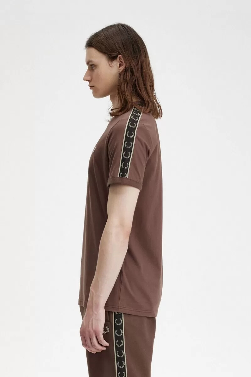 fred perry herren-t-shirt mit kontrastband dunkelrotwarmgrau