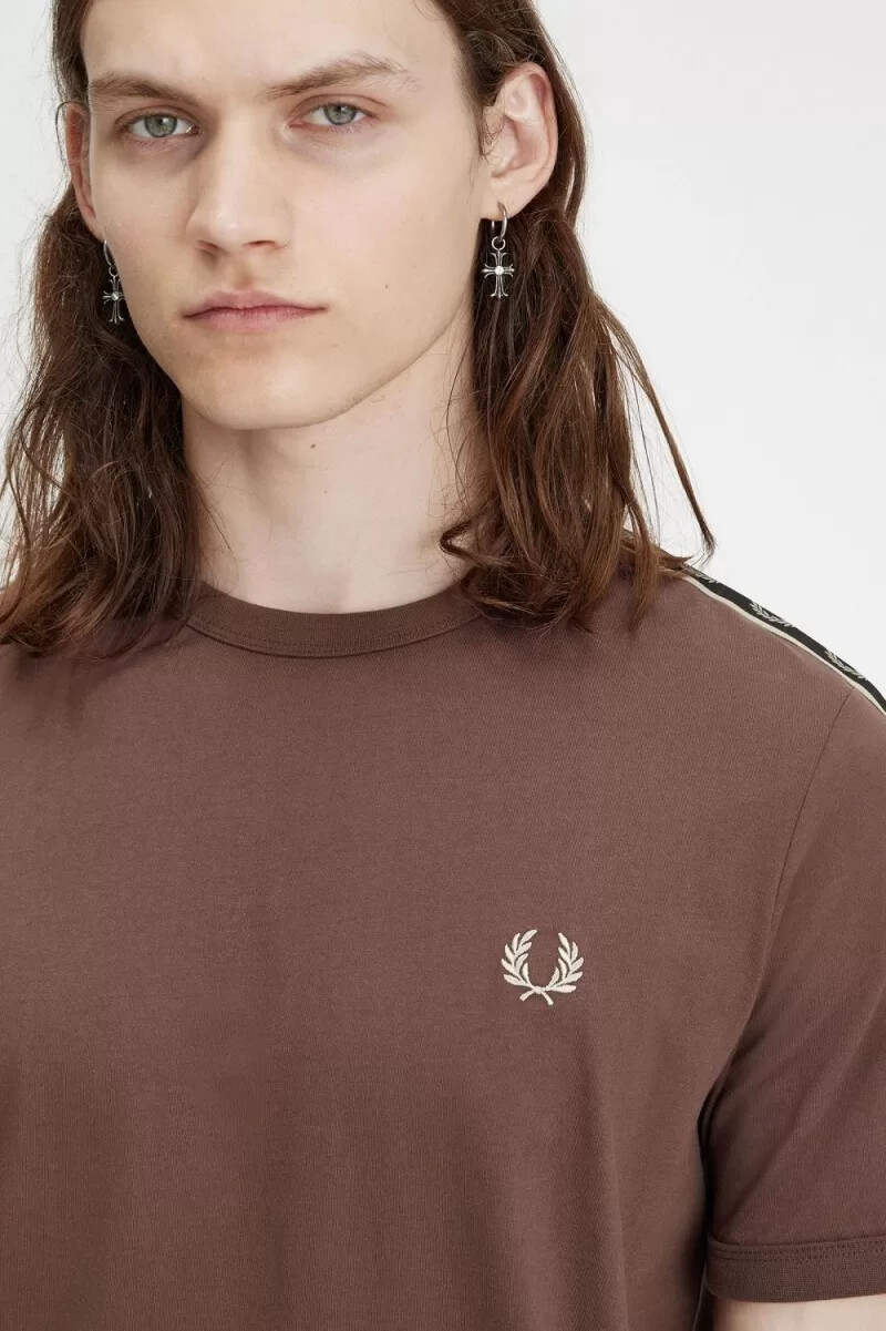 fred perry herren-t-shirt mit kontrastband dunkelrotwarmgrau
