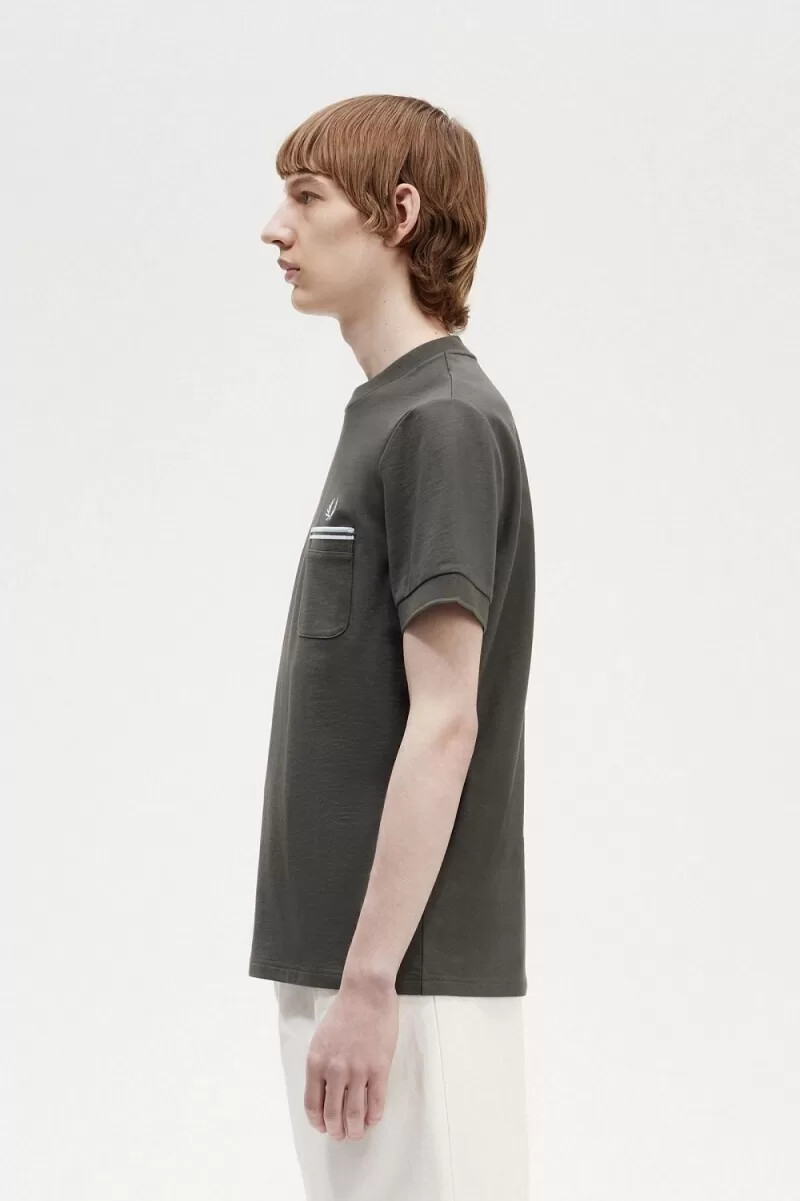 fred perry herren-t-shirt mit zwei aufgesetzten taschen feldgrün