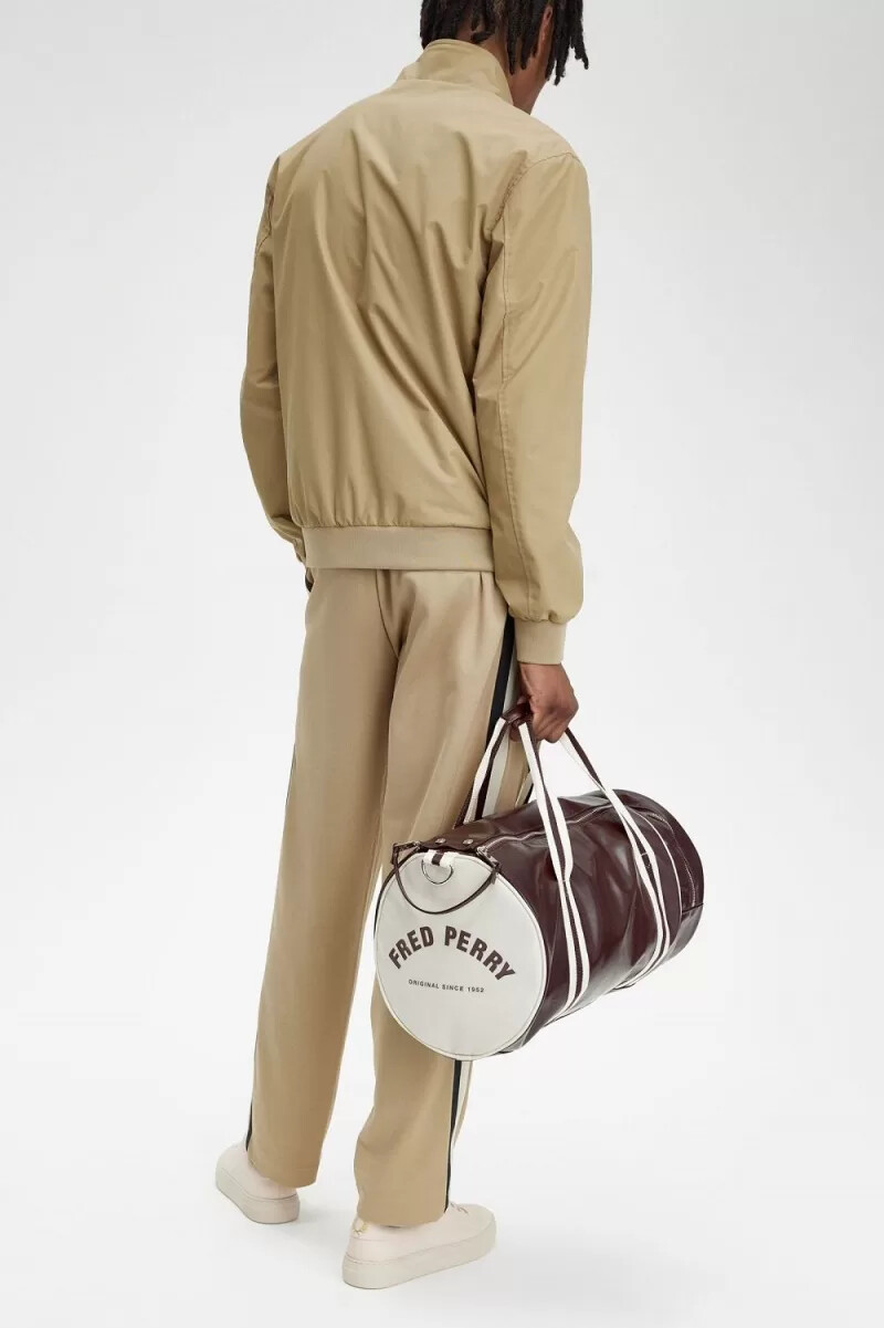fred perry classic barrel herrentasche dunkelrot beige